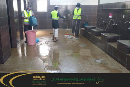 بالصور.. 11 متطوعاً ينظفون مسجداً على طريق الرياض – الطائف
