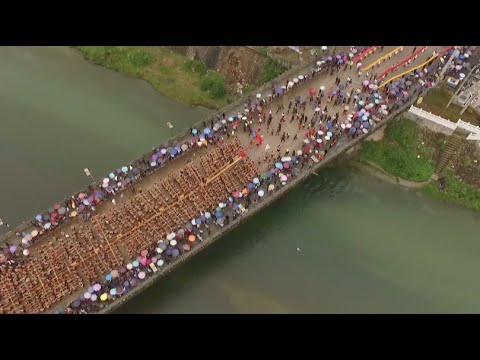 1600 رجل يقودون أكبر قارب “تنين” فى العالم بالصين