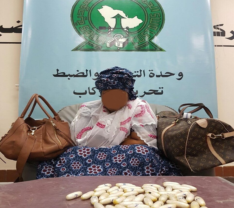 إحباط تهريب 2.165 جرام كوكايين في أحشاء سيدتين بمطار الملك عبدالعزيز
