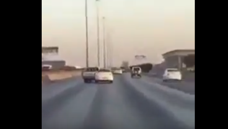 بالفيديو.. تهور سائقين يتسبب في حادث بأحد الطرق السريعة بالمملكة