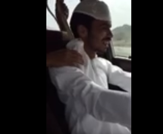 شاهد بالفيديو.. سعودي يقوم بمغامرة خطيرة أثناء قيادة السيارة