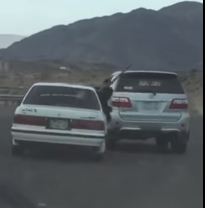 بالفيديو.. تهوّر سائقي سيارتين على طريق مدخل “بدر”