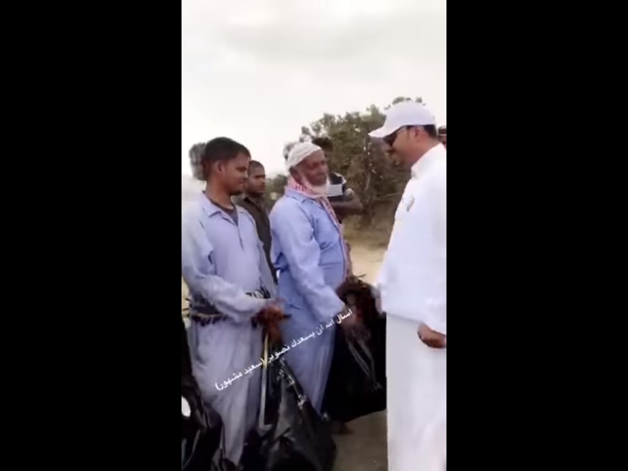 فيديو .. نائب أمير #عسير يبادر بمصافحة عمال نظافة السودة