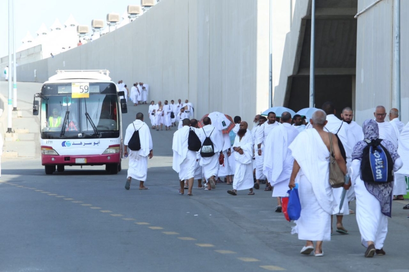 توافد حجاج بيت الله إلى منى ‫(332052128)‬ ‫‬