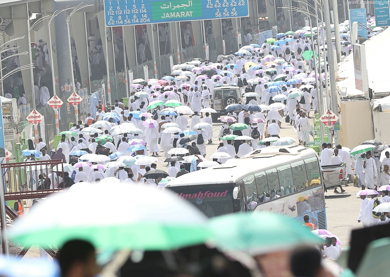 شاهد.. ضيوف الرحمن يتوافدون على #منى مُعلين التلبية مع شروق الشمس