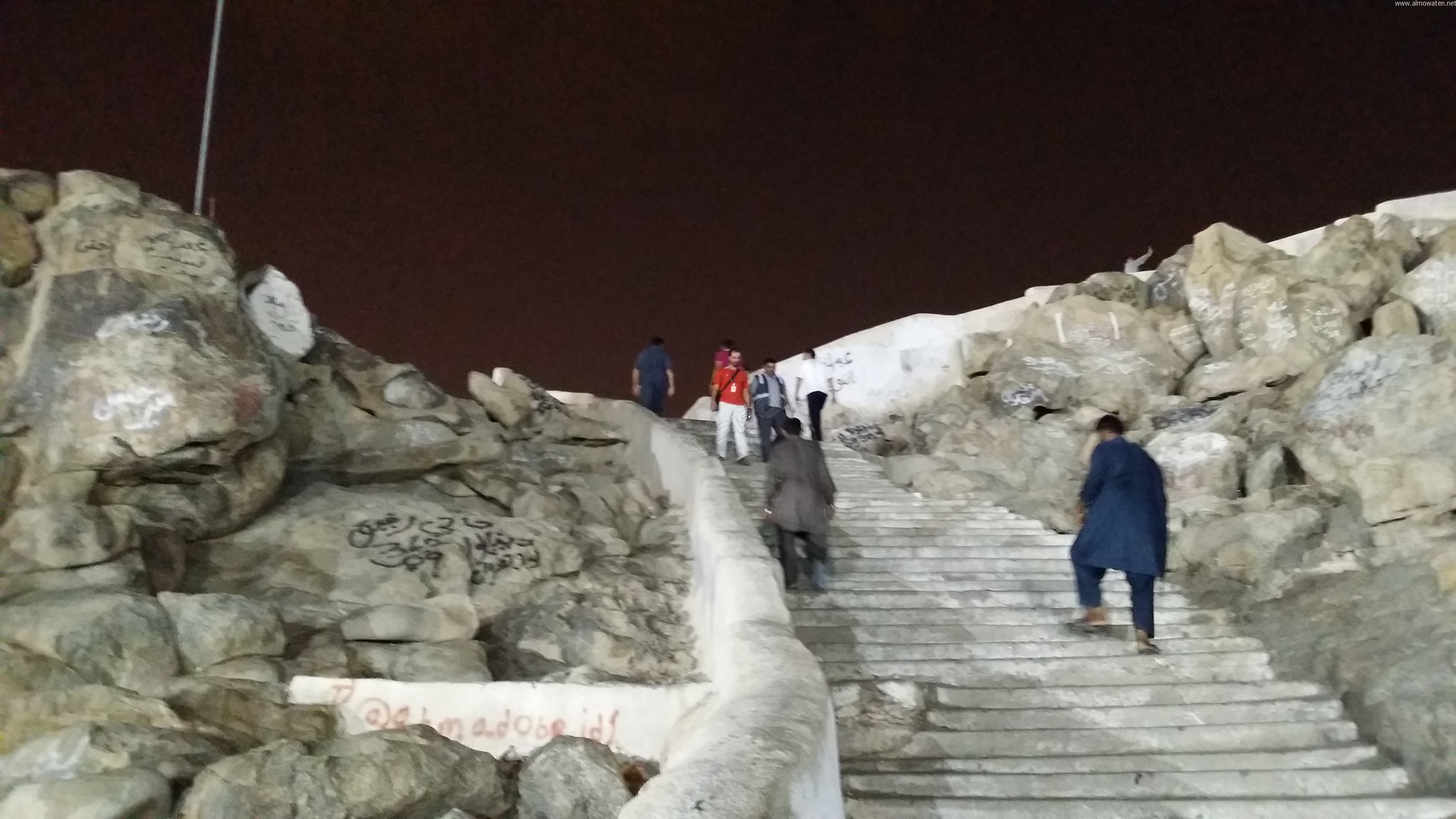 بالصور.. ضيوف الرحمن يتوافدون على “جبل الرحمة” قبل بدء المناسك