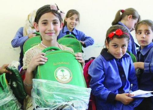 الحملة السّعودية توزّع أكثر من ألف حقيبة مدرسية على الطلبة السوريين في الأردن
