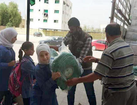 1712 حقيبة مدرسية وآلاف الأدوات القرطاسية والدفاتر للطلبة السوريين في أربد