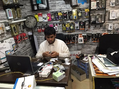 بالصور.. شباب سعوديون يبدعون في مجال بيع وصيانة الجوالات بعسير
