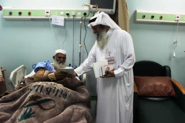 ​توزيع مصاحف وعلب تيمم وهدايا للمرضى في نجران