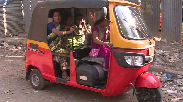 تحذير للنساء من ركوب التوك توك في سريلانكا والسبب