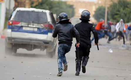 الاحتجاجات تُطيح بمسؤولين في تونس