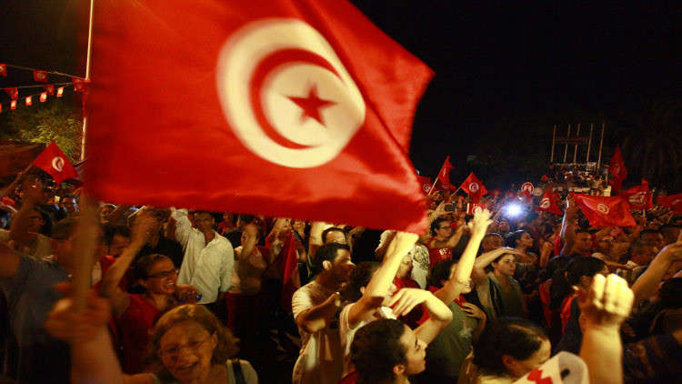 الشرطة التونسية تواجه الغضب بالمسيل للدموع