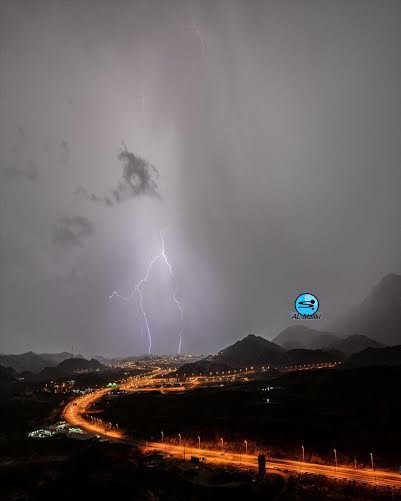 مصور يرصد توهّج البرق في سماء أضم