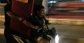 لقطات صادمة لرجلين ينقلان ثلاجة على دراجة نارية