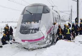 الثلوج تحاصر قطارًا في اليابان وتقتل أحد الركاب