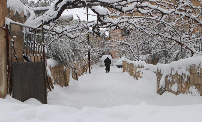 شاهد.. الثلوج تتساقط على الأردن وشمال #السعودية تترقبها