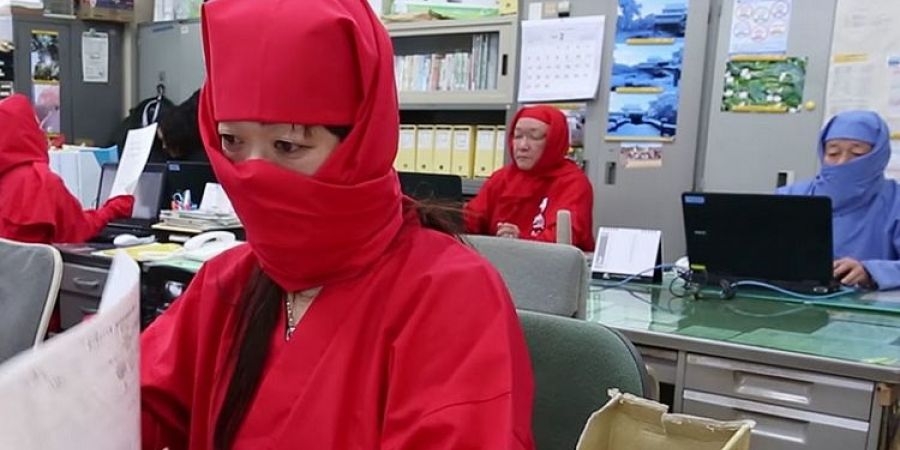 بالفيديو.. يابانيون يذهبون إلى أعمالهم بثوب النينجا