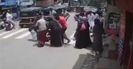 بالفيديو.. ثور هائج يهاجم امرأة ويسقطها أرضًا