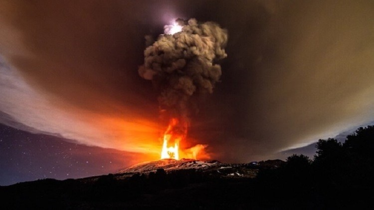 بركان إتنا يزداد ارتفاعاً ويصل إلى 3357 متراً - المواطن