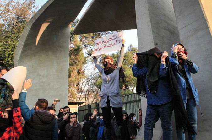 لا يجد من يدافع عنه.. مؤيدو الملالي سابقًا يقودون الثورة الإيرانية حاليًا
