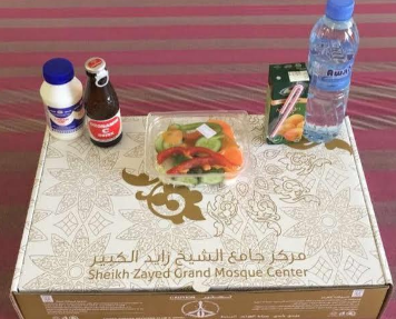 جامع الشيخ زايد يوضح حقيقة تَوْزِيعه لمبالغ مالية مع وجبات الإفطار