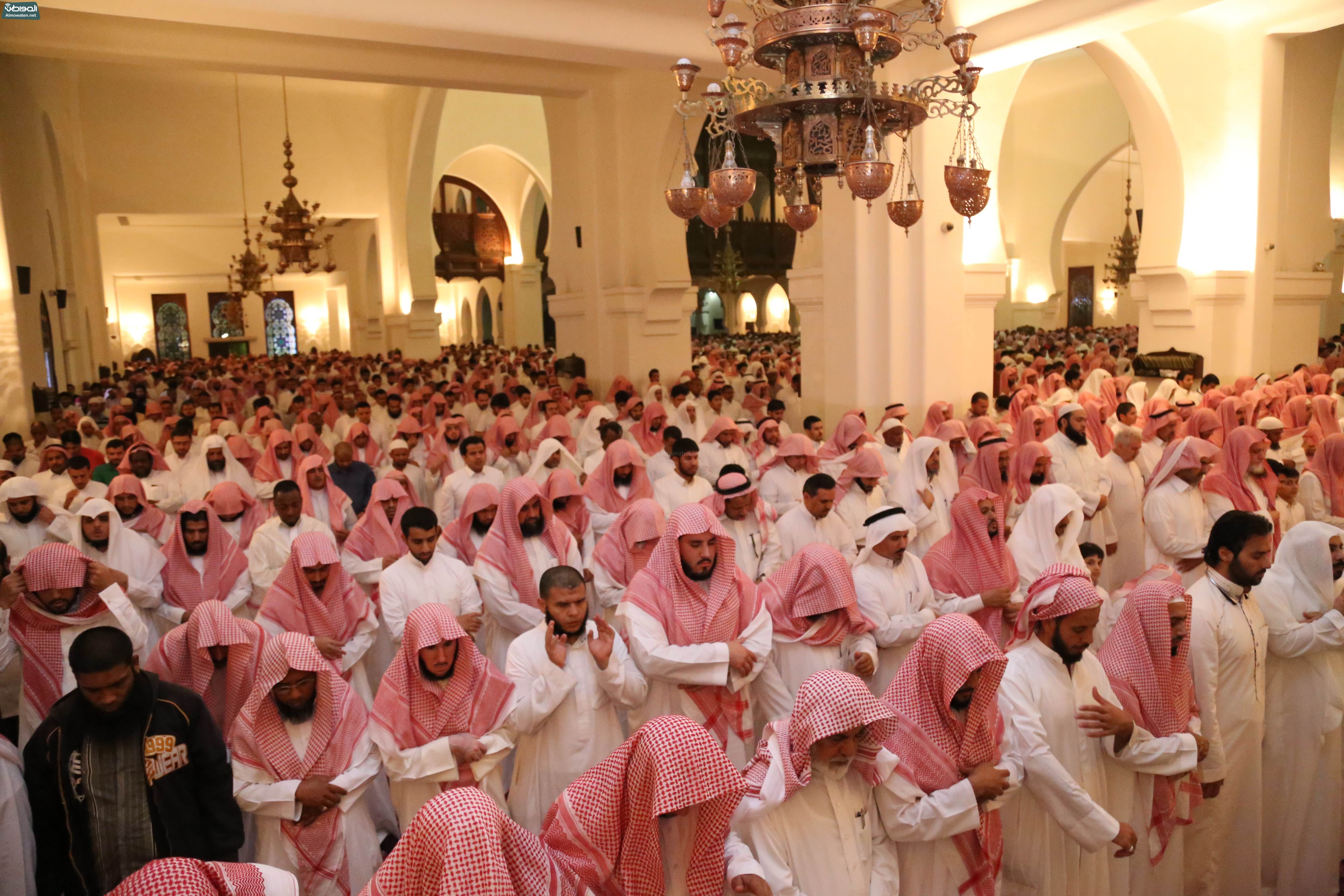 شاهد بالصور.. جامع الملك خالد ليلة الـ ٢٧ من رمضان