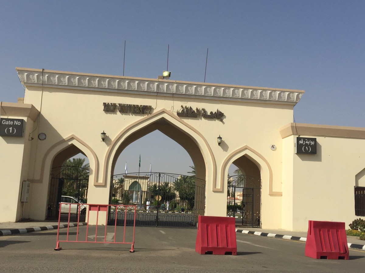 مدير جامعة الطائف يفاجئ عمداء الكليات بجولات تفتيشية