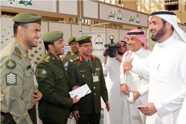 بالصور.. جناح الجوازات يجذب أساتذة وطلاب الملك سعود لتفعيل "أبشر" - المواطن