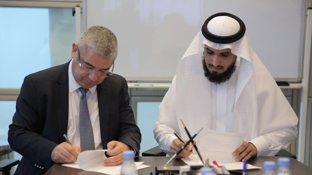 العمل توقع اتفاقية مع كارفور لتوظيف 300 سعودية