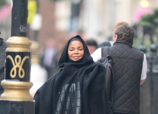 بالفيديو. جانيت جاكسون بالحجاب في لندن تبحث عن ملابس لطفلها