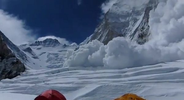 بالفيديو.. (13) قتيلاً في انهيار جليدي بجبل إفرست