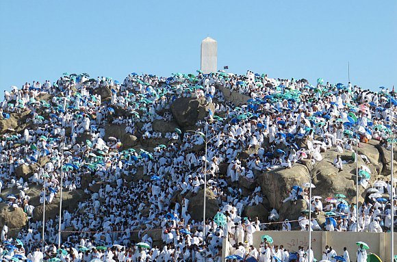 تحذيرات للحجاج من مخاطر صعود جبل الرحمة يوم عرفة