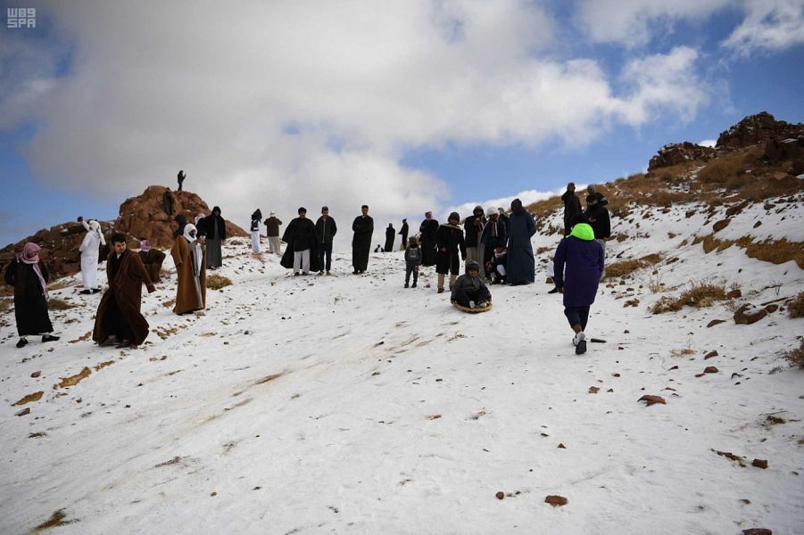 بالصور.. جبل اللوز يستقطب هواة التزلج على الجليد