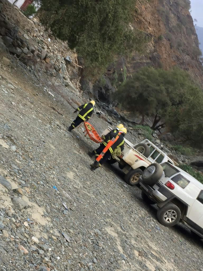 صور.. العثور على 3 جثث لإفريقيين في منحدر جبلي بوادي حمر