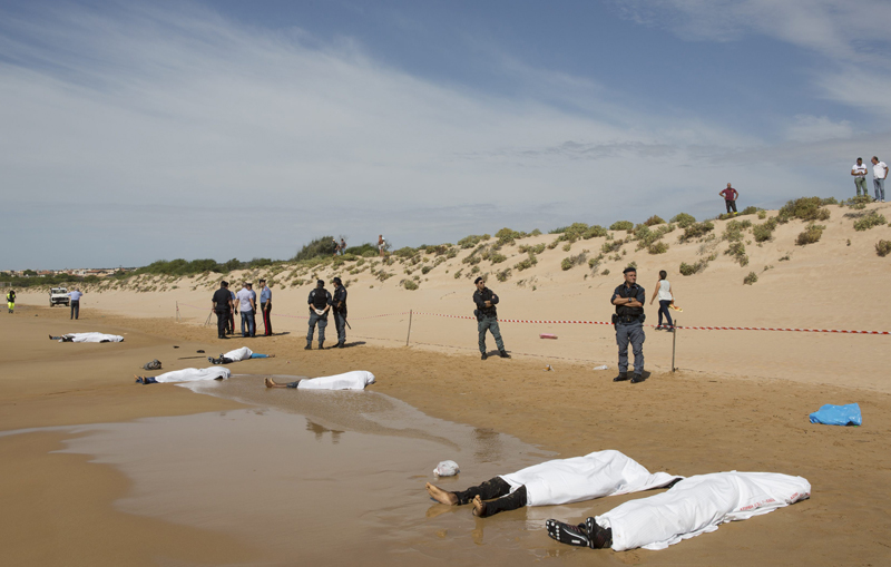 انتشال 16 جثة متحللة لمهاجرين قرب شواطئ ليبيا