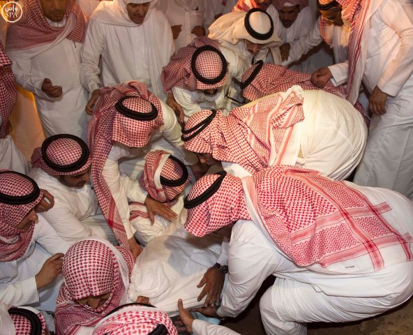 شاهد بالصور .. جثمان الفقيد #سعود_الفيصل يوارى ثرى مقبرة العدل