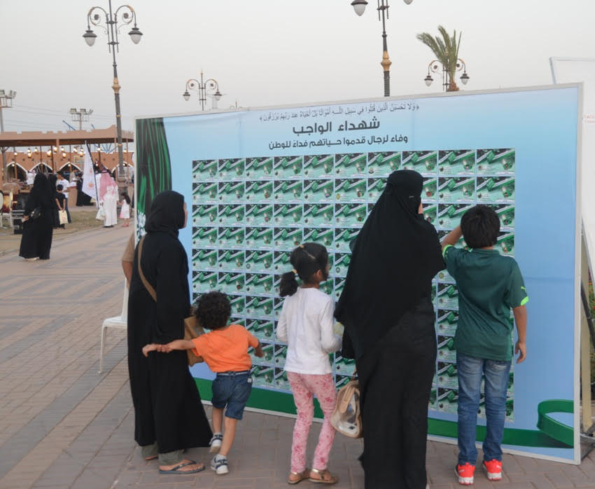 جدارية شهداء الواجب تستوقف زوار مهرجان الورد والفاكهة (1)