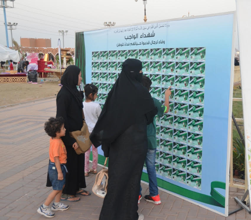 جدارية شهداء الواجب تستوقف زوار مهرجان الورد والفاكهة (4)