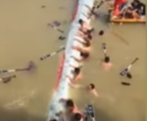 شاهد.. لحظة أنقاذ جدافين بعد انقلاب قاربهم في الصين