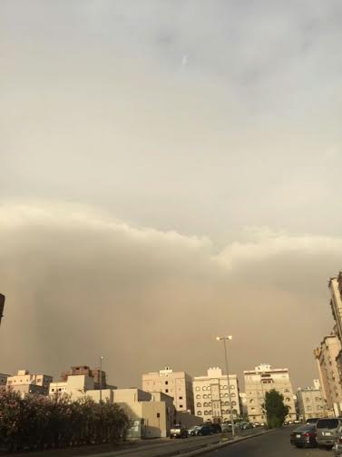 الغبار يرفع درجات الاستنفار في #جدة ويهدد الرؤية