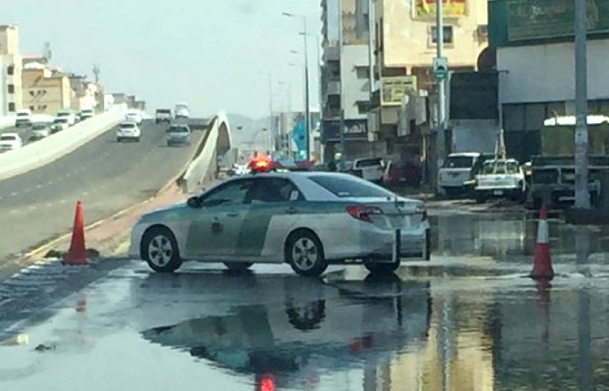 #المرور_السعودي : إغلاق بعض الطرق بمدينة #جدة نتيجة للأمطار الغزيرة