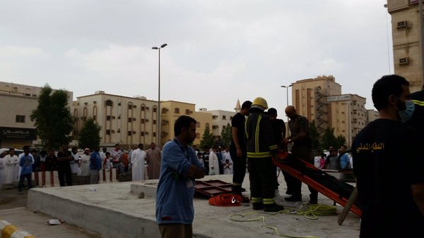 بالصور.. انتشال جثة شخص سقط بخزان وقود في #جدة