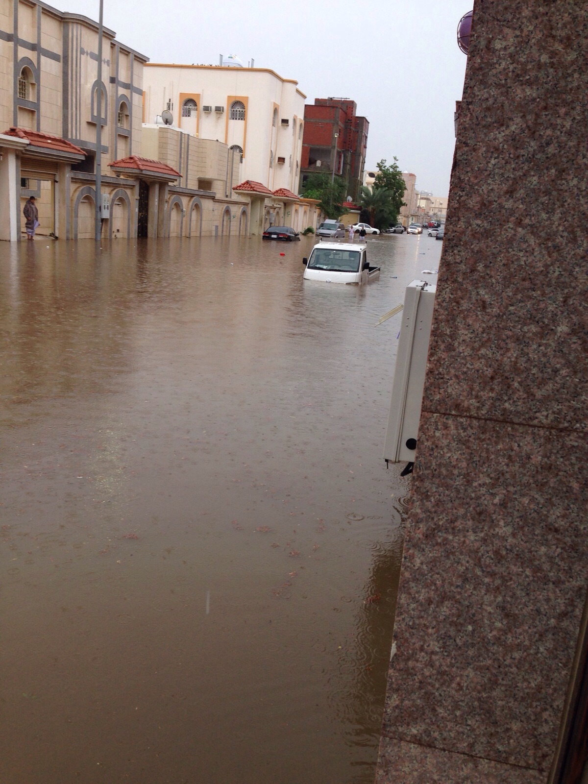 مدني #مكة : إيواء 68 أسرة.. و30 عقاراً تضررت من الأمطار