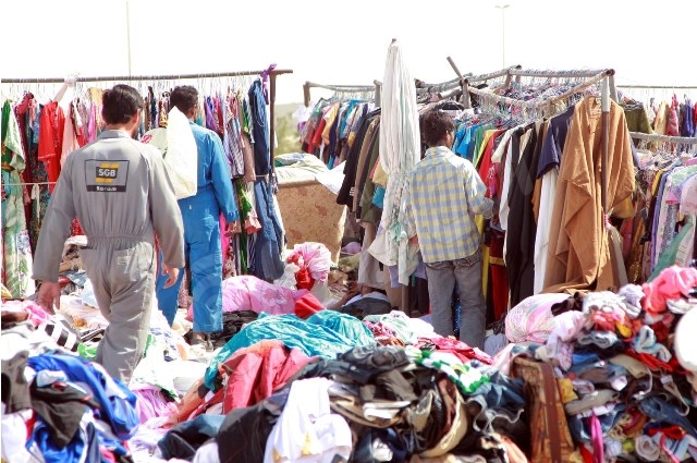 بالصور .. الملابس المستعملة تهديد صريح لصحة المواطن بسوق “الصواريخ”