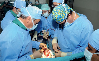 51 عملية جراحية فاشلة في عين طفل ليرى.. وأبصَر في الرياض