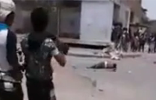 بالفيديو.. يمني في عدن ينجو من الموت تحت وابل الرصاص!