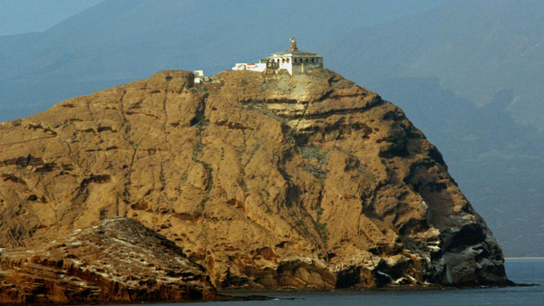 ‏قيادة التحالف تعلن السيطرة على جزيرة حنيش الكبرى اليمنية في البحر الأحمر.