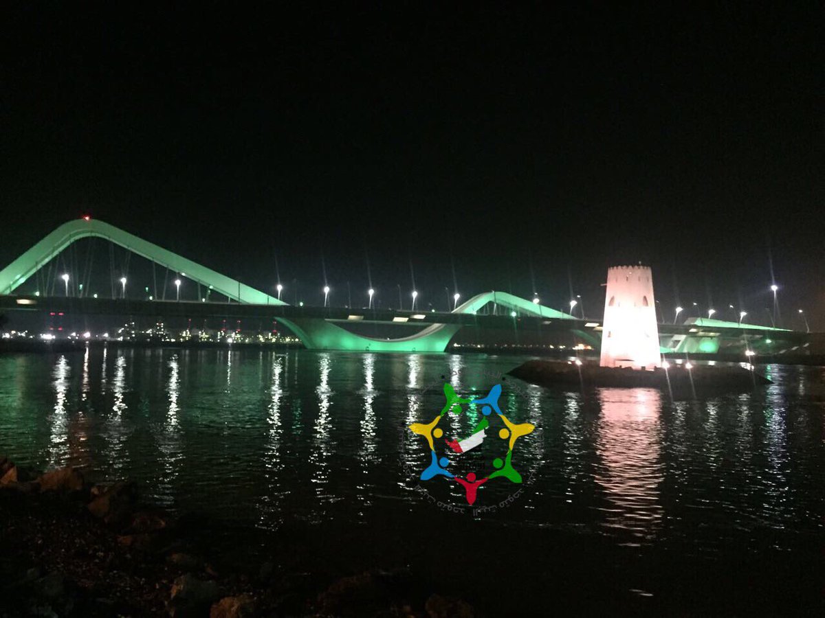 بالصورة.. جسر الشيخ زايد يتزين بالأخضر ترحيباً بالملك سلمان