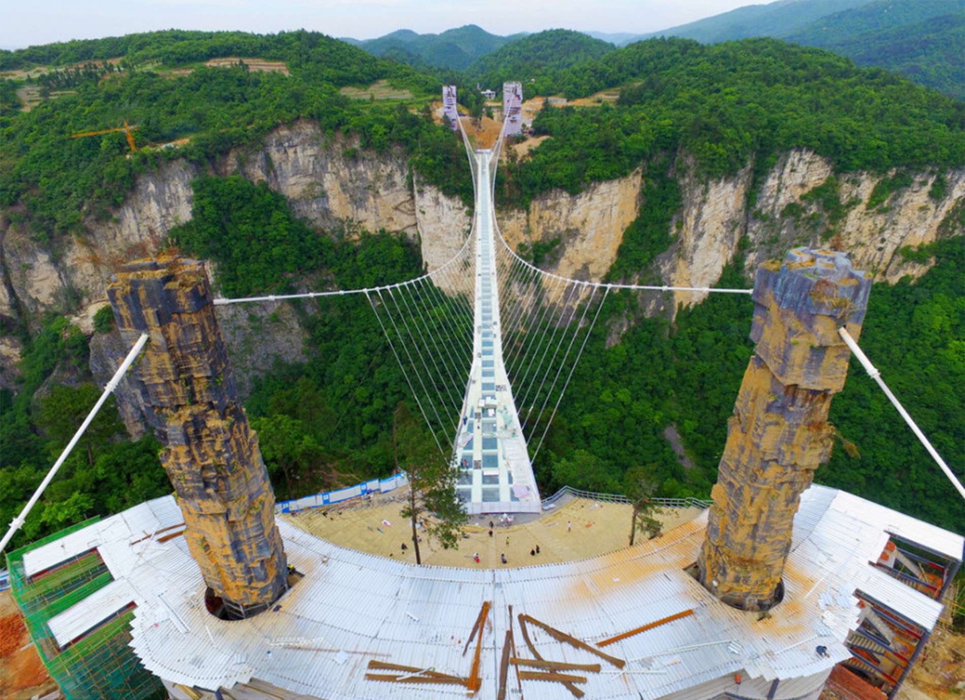 بالفيديو والصور .. الصين تبني أطول جسر زجاجي بالعالم